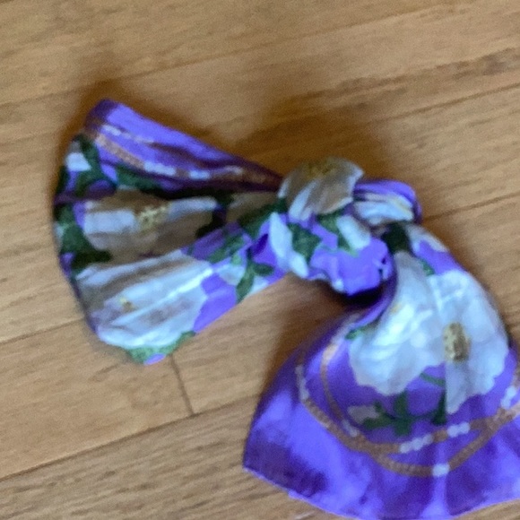 100% silk scarf 11”x52” White roses with green leaves, chain of pearls border - Picture 5 of 5